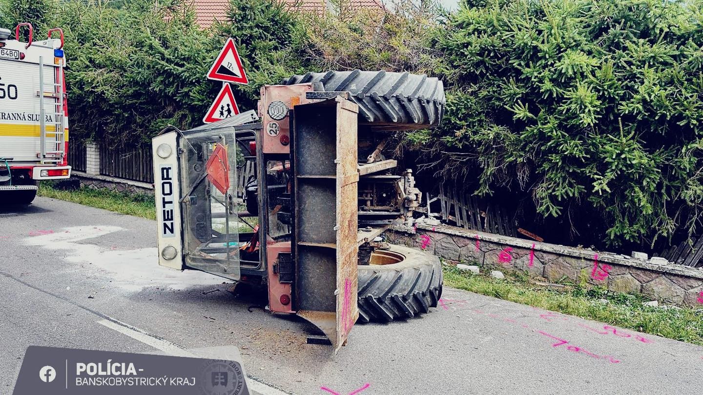 V Podhorí sa mladý vodič prevrátil s traktorom, zraneniam podľahol.