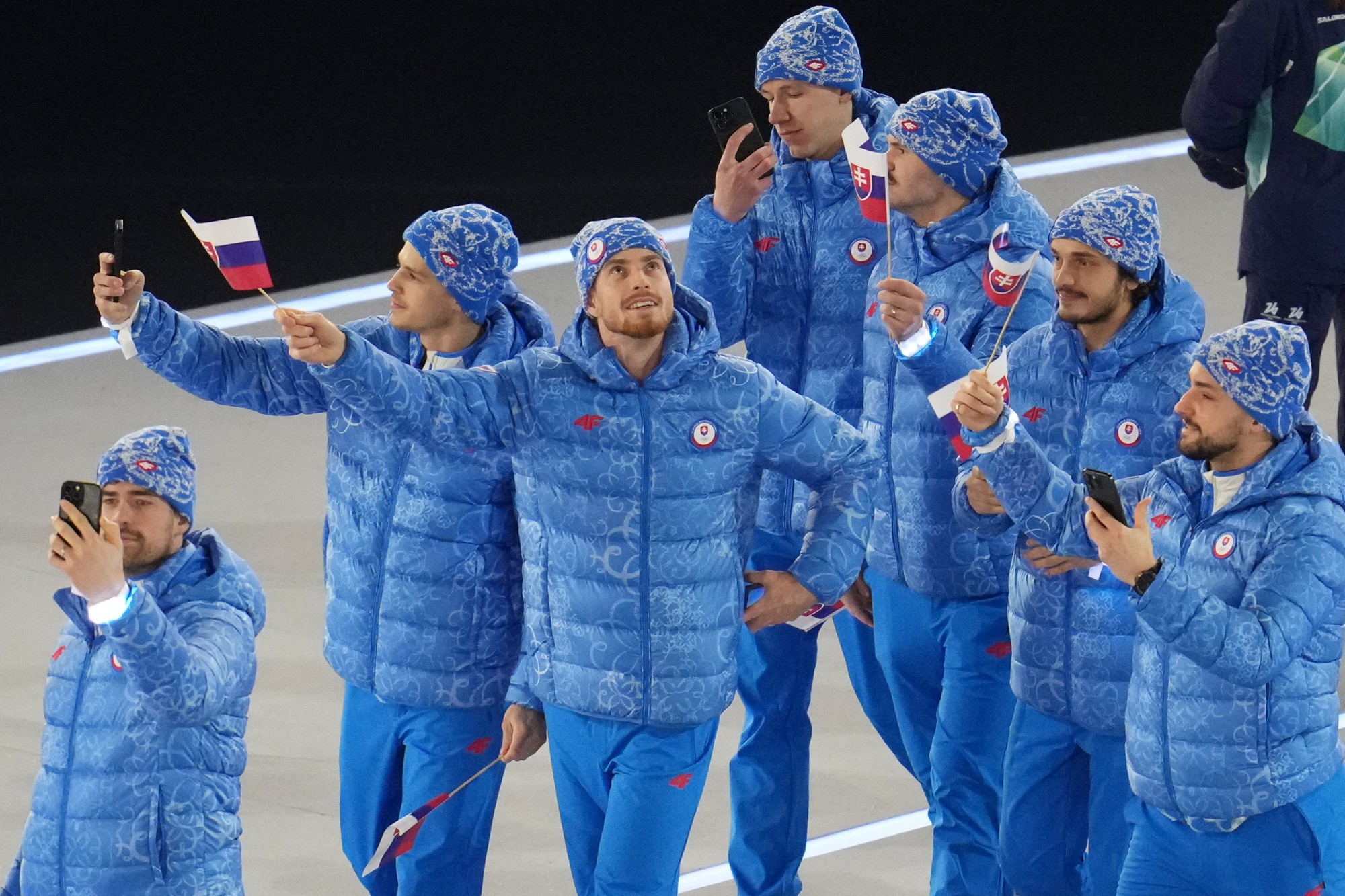 Slovenská výprava počas otváracieho ceremoniálu XXV. zimných olympijských hier Miláno-Cortina.