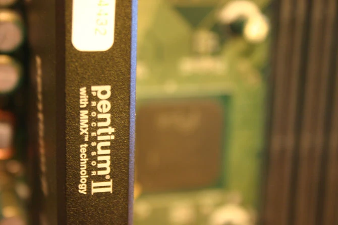 Procesor Intel Pentium II - marzenie każdego ówczesnego gracza. W Polsce na komputer z takim procesorem trzeba było odłożyć co najmniej sześć średnich pensji.