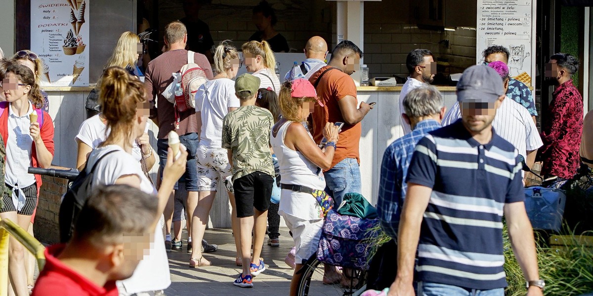 Epidemia nie odpuszcza a nad morzem tłok