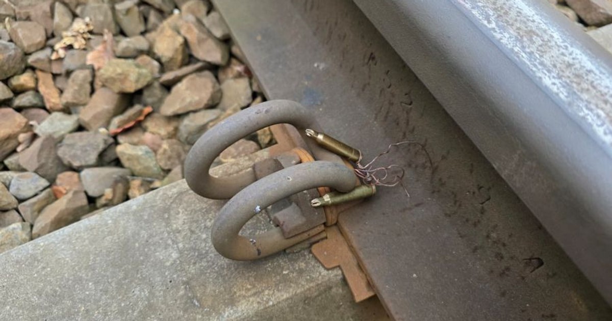 Niepokojące zdarzenie w okolicach Ostrowa Wielkopolskiego. Na torach leżały... naboje