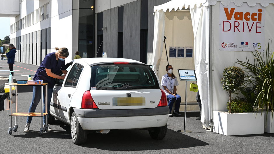 Powstał pierwszy we Francji punkt szczepień drive-thru