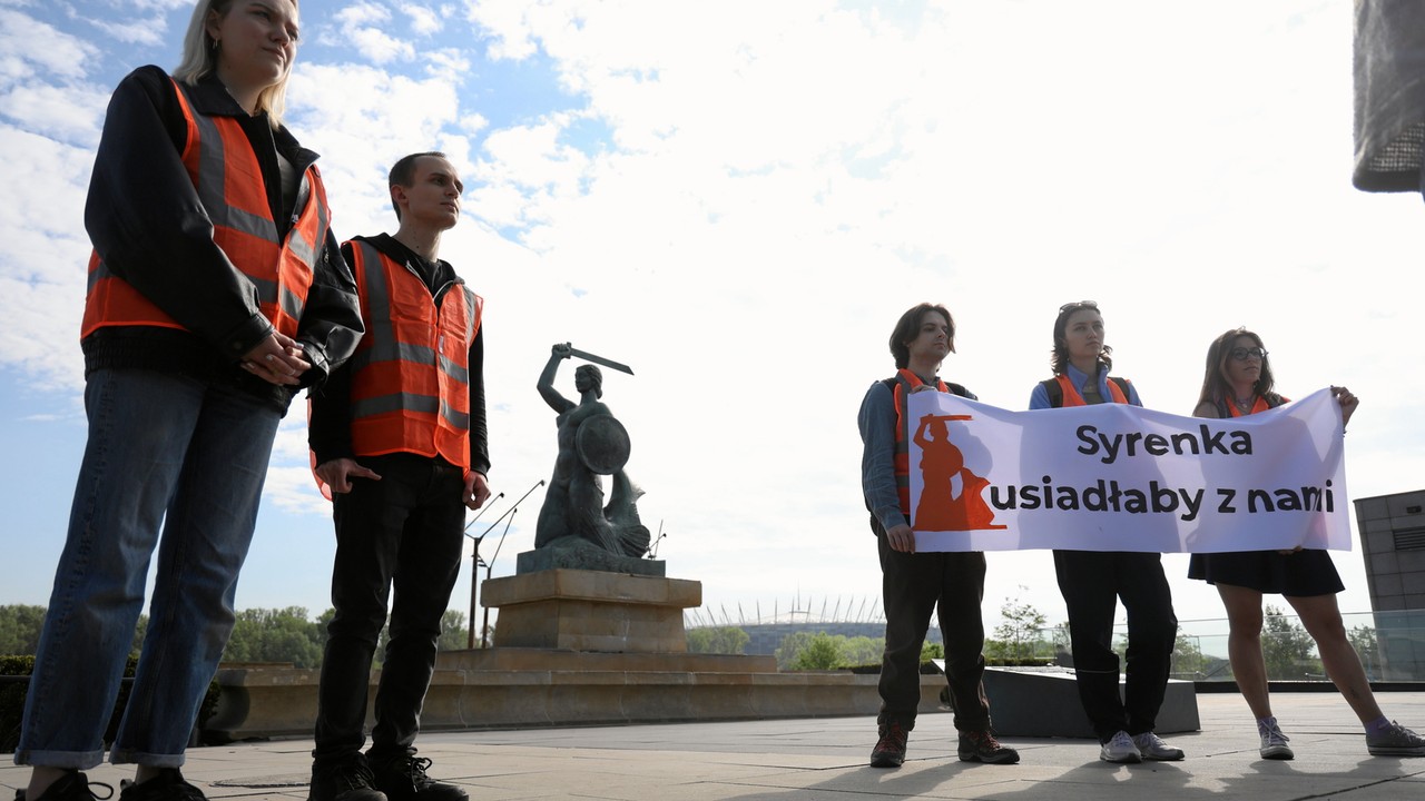 Oblały farbą warszawską Syrenkę. Aktywistki stają przed sądem