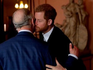 Károly király és Harry herceg között sorsdöntő beszélgetés zajlott le