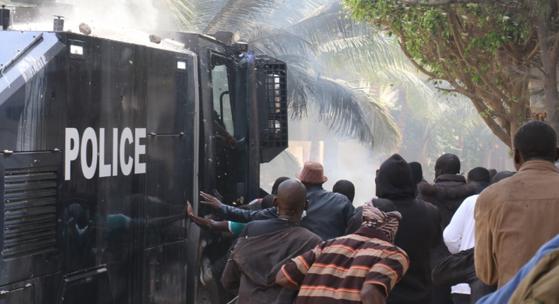 De violents affrontements ont éclaté lundi entre forces de l'ordre et manifestants pro-Sonko