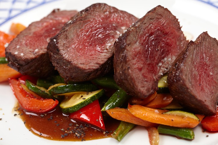 <b>Stek</b><br />Jedno z ulubionych dań amerykańskiej kuchni: duży kawałek mięsa, smażony albo grillowany. Każdy ma ulubioną wersję - od krwistej do wysmażonej