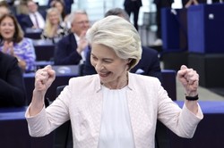 Głosowanie w Parlamencie Europejskim. Ursula von der Leyen pozostanie na stanowisku