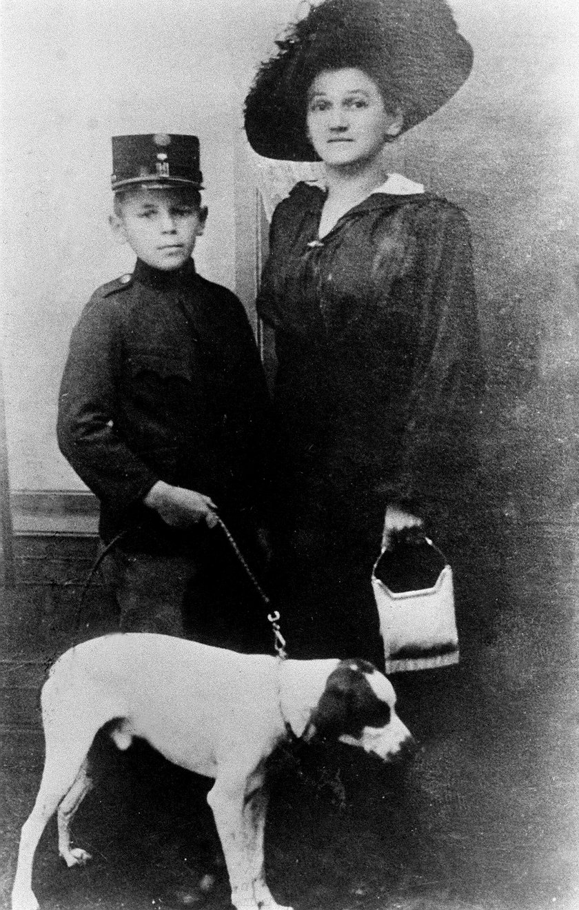 Karol Wojtyła z mamą