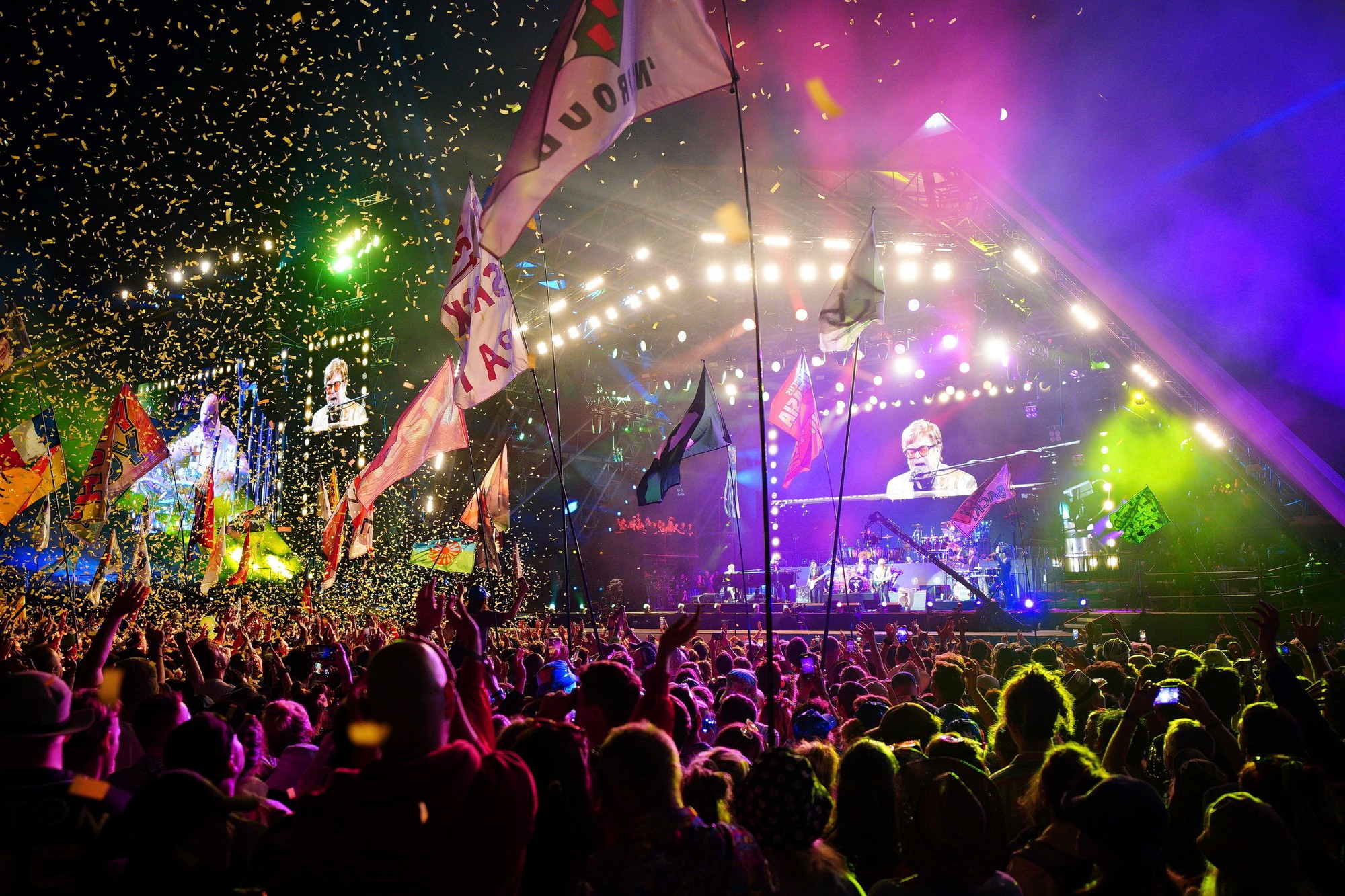 Elton John uzatvoril festival Glastonbury svojím posledným koncertom v Británii.