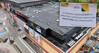 Groza w Warszawie. Woda lała się z sufitu. Uszkodzony dach galerii handlowej