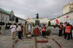 Mandat za ustawianie krzyża przed Pałacem Prezydenckim w miesięcznicę katastrofy smolenskiej