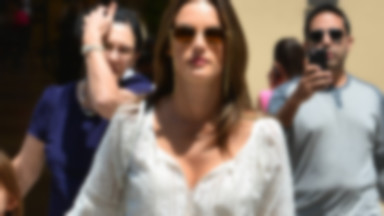 Alessandra Ambrosio w dżinsowych szortach. Stylowo?