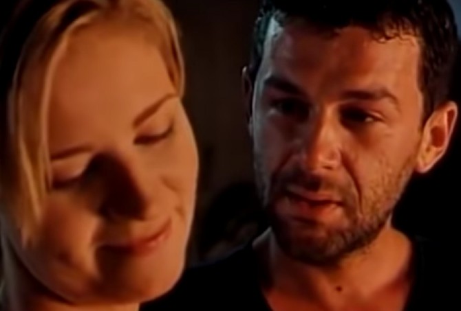 Glogovac (Kaja) i Ana Sofrenović u filmu "Nebeksa udica" 2000. godine