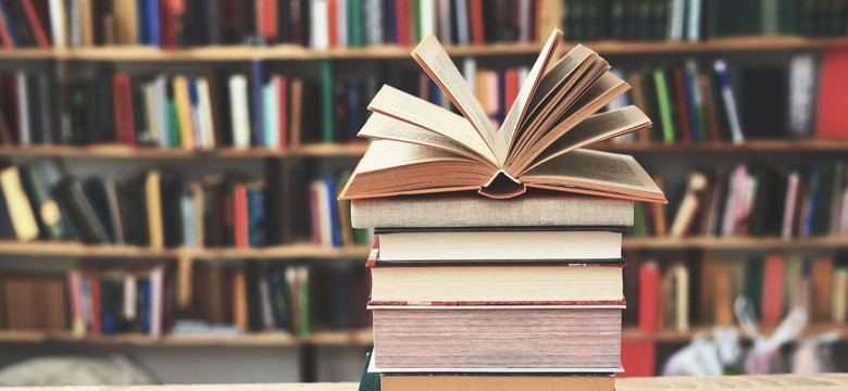 Arcytrudny, ale błyskawiczny QUIZ z literatury. Uzupełnij tytuł książki. Polegniesz już na 2. pytaniu?