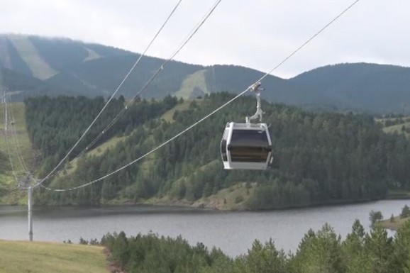 GONDOLE SE SUDARILE NA ŽIČARI! Porodice sat vremena visile zarobljene iznad REKE
