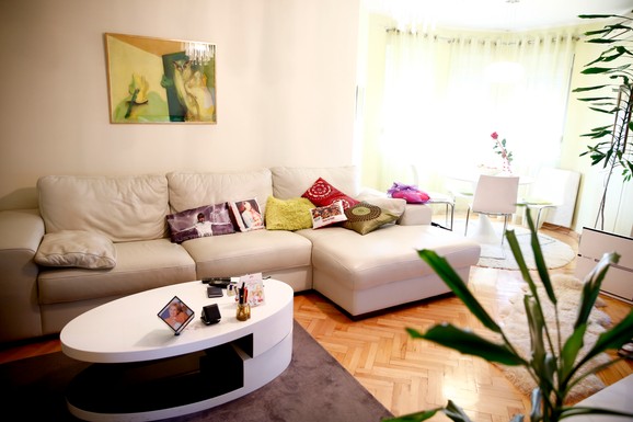 ZAVIRITE U MEGA LUKSUZNI STAN NAŠE LEGENDARNE PEVAČICE (86) Bratanac će njeno nasledstvo dobiti samo pod jednim uslovom: U domu ceo zid sa njenim slikama i zlatna kruna