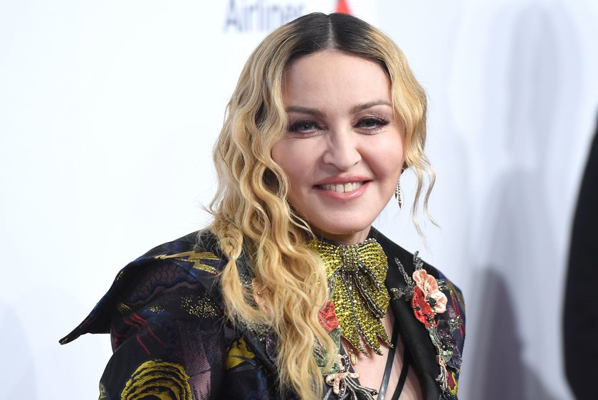 Madonna w bieliźnie. Pokazała bliznę po operacji biodra i ślady po "bańkach"