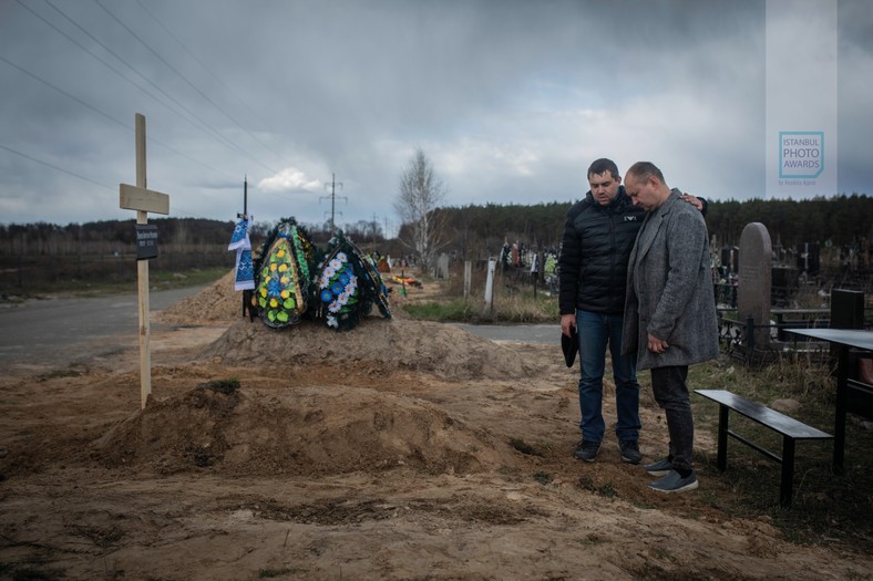 Cmentarz w Buczy. Bliscy nad grobem osoby zamordowanej przez Rosjan.