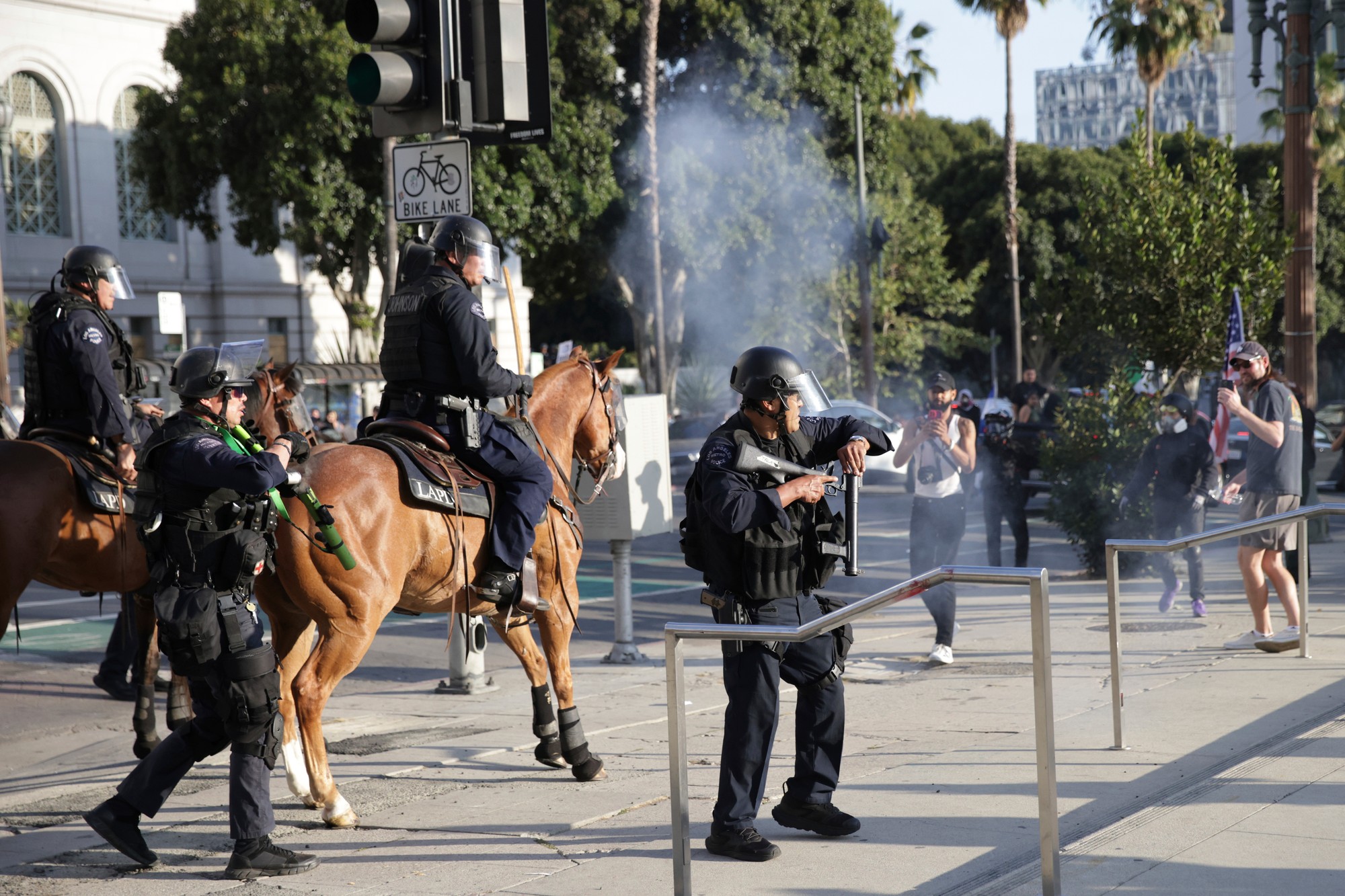 Protesty proti imigračným úradom v Los Angeles. 