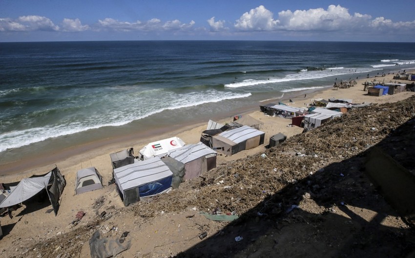 Raseljeni Palestinci na plaži u Deir Al Balahu u središnjem delu Pojasa Gaze 18. septembra 2024.