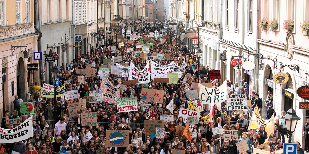 Młodzieżowy Strajk Klimatyczny w Krakowie. W piątek w 37 krajach Europy, w tym w 60 polskich miastach, odbywają się demonstracje młodzieży, która apeluje do polityków i decydentów o ochronę klimatu. 