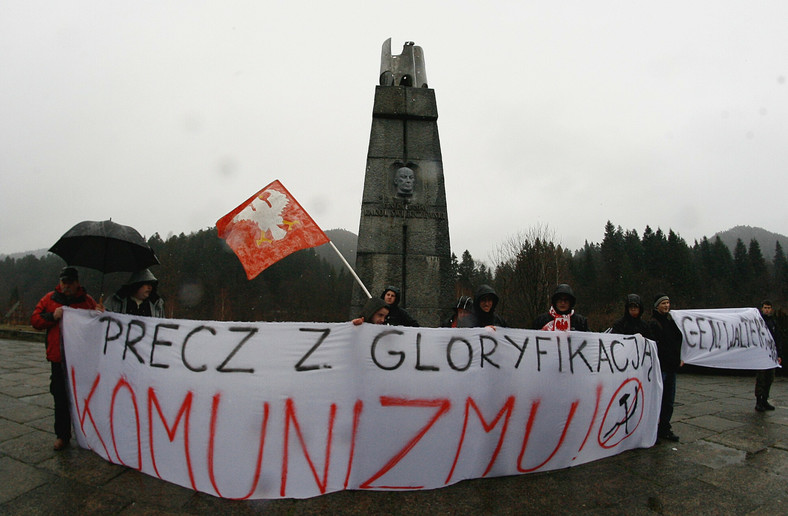 Protest pod pomnikiem w Jabłonkach w 65. rocznicę śmierci gen. Karola Świerczewskiego