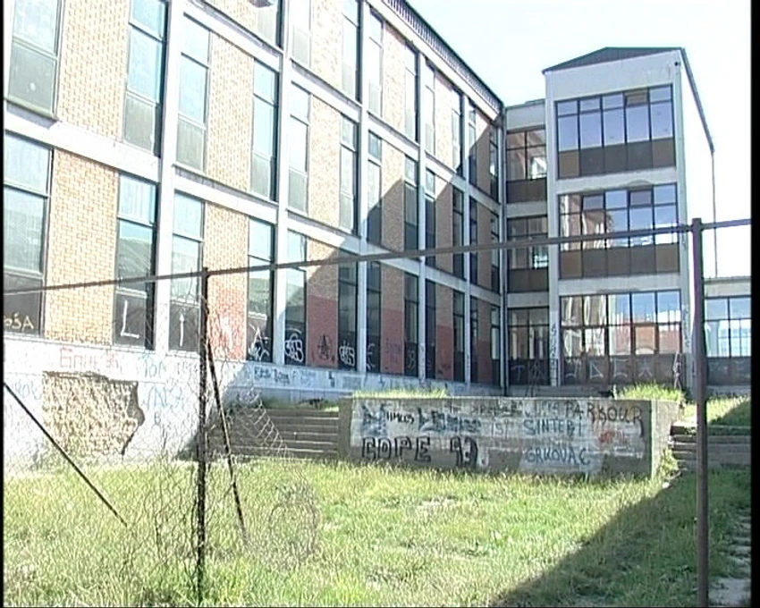 Zgrada škole „Vladislav Petković Dis“ i tragovi divljanja vandala
