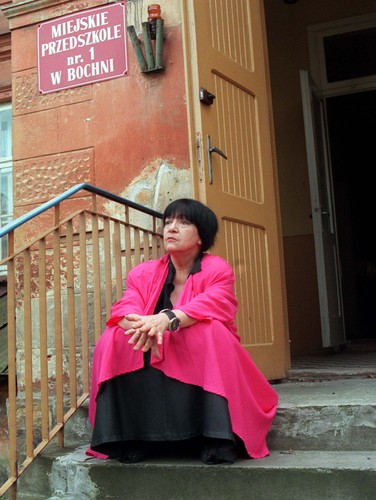 Ewa Demarczyk przed swoim teatrem w Bochnii w 1999 roku