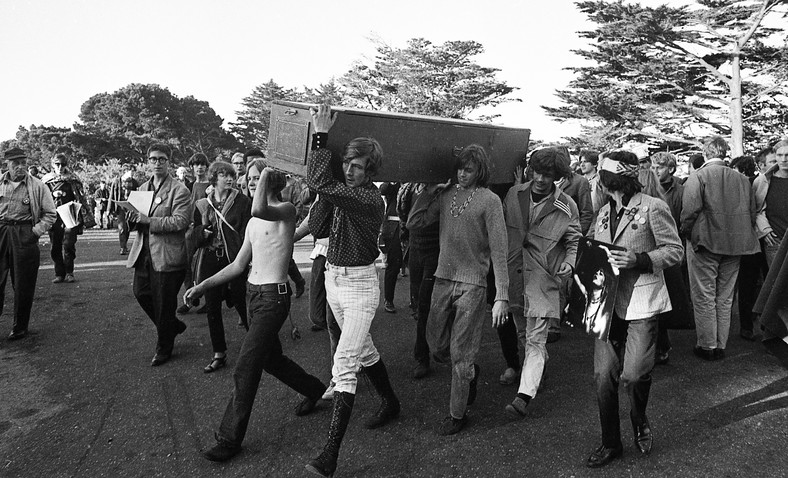 Fikcyjny pogrzeb i procesja "Death of the Hippie" w Buena Vista Park w San Francisco kończąca "lato miłości", 6 października 1967 r.