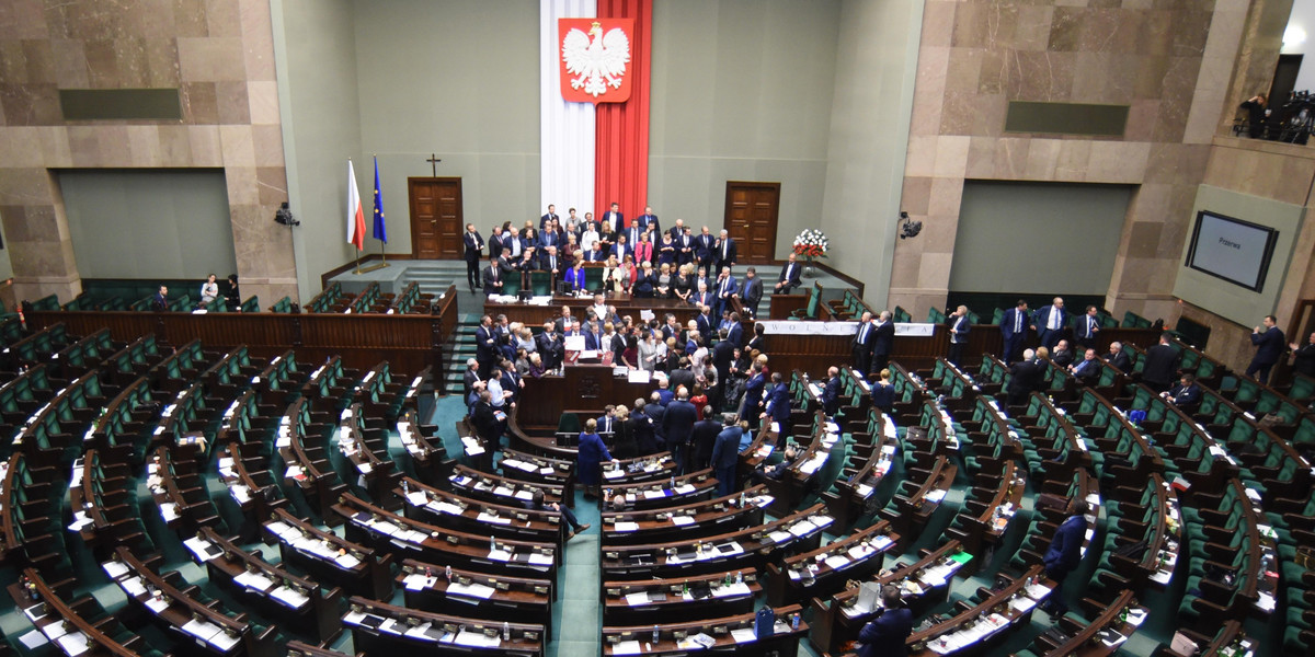 Skandal w Sejmie, zablokowana mównica i obrady przeniesione do sali kolumnowej