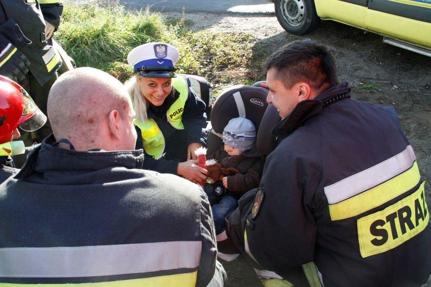 Maleństwo uratowane przez strażaków