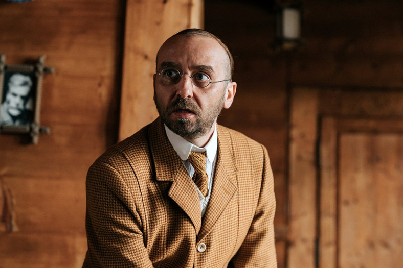 "Niebezpieczni dżentelmeni" - kadr z filmu. Na zdjęciu: Wojciech Mecwaldowski jako Bronisław Malinowski