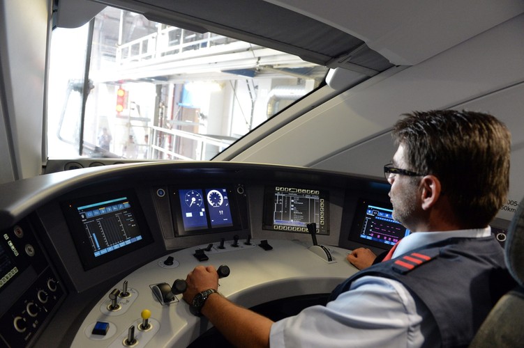 Deutsche Bahn ICE 4 - widok kabiny maszynisty.

<br><br> fot. EPA / MAURIZIO GAMBARIN DOSTAWCA: PAP / EPA.