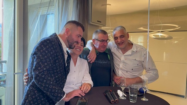 Aca Kos slavi rođendan sa Čedom i roditeljima 