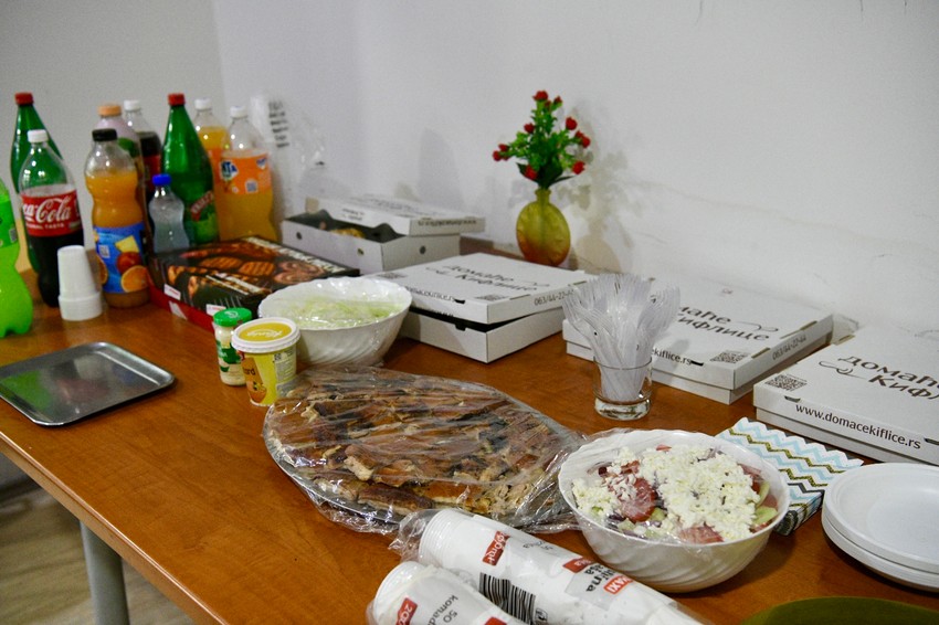 Posluženje u izbornom štabu pokreta "Mi snaga naroda"