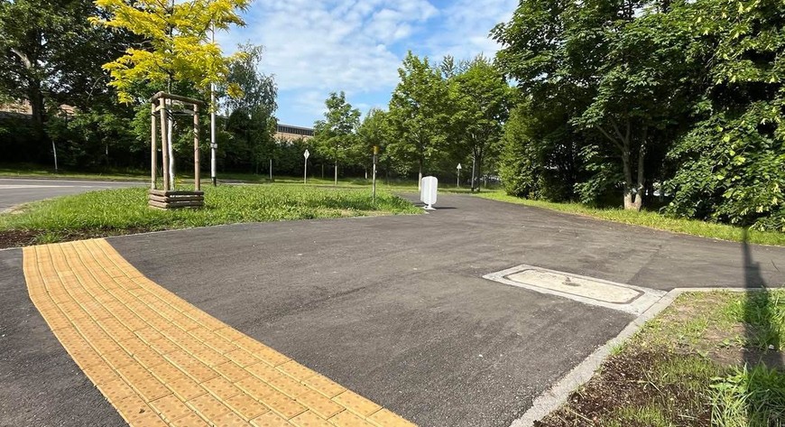 Nowy chodnik na Brochowie z płytkami STOP