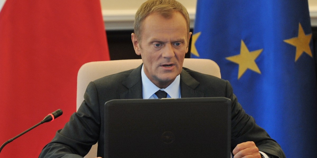 Donald Tusk przed laptopem