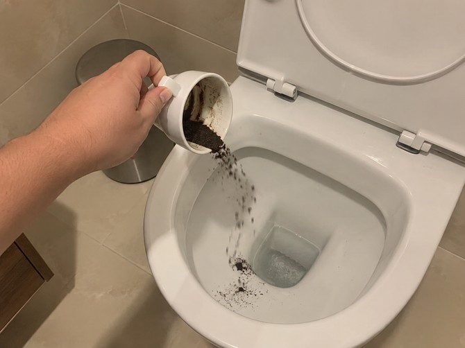 Talog od kafe je idealan za čišćenje wc šolje