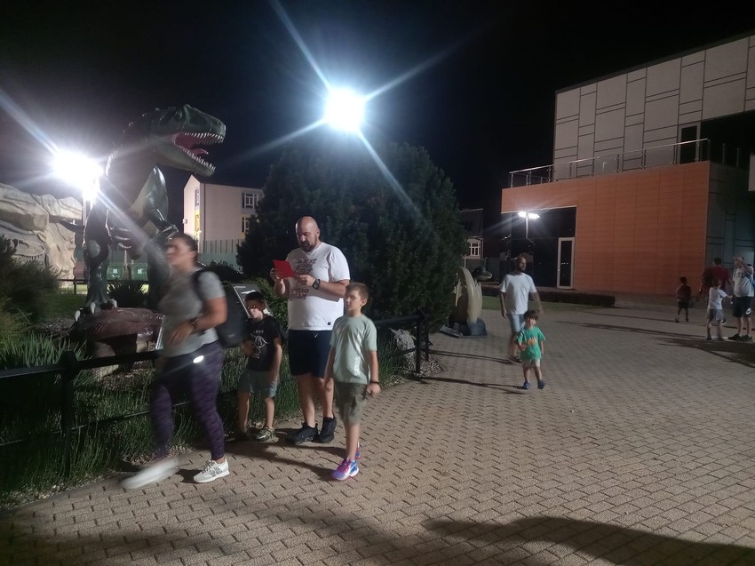 Svako je dobio papir sa zadatkom i baterijsku lampu