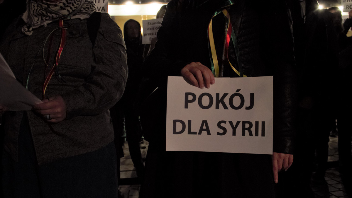 W zeszłym tygodniu manifestacja solidarnościowa w Krakowie odbyła się na ulicy Szewskiej, pod restauracją McDonald's. Dziś przeciw tureckiej agresji w północnej Syrii - a także przeciw polityce USA na Bliskim Wschodzie protestowano pod konsulatem amerykańskim. "Turcja , Stany - Rożawy nie oddamy" głosiły hasła na transparentach.