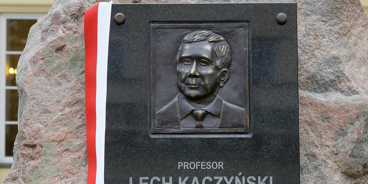 Stworzył pomnik-kicz Kaczyńskiego. "Wyszło ok!"