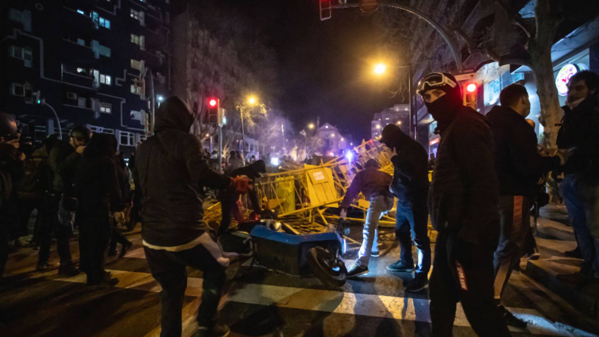 Több mint száz embert vettek őrizetbe a katalán rapper letartóztatása miatti tüntetéseken