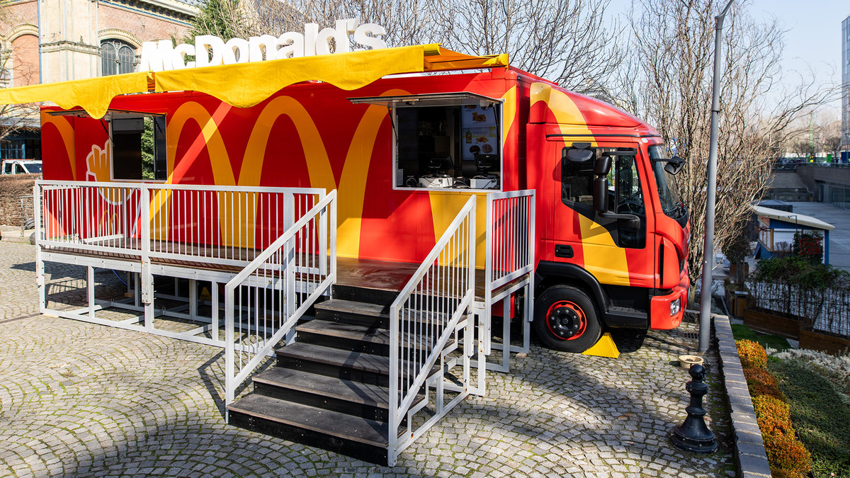 Örömhír: a felújítások alatt kamionból szolgálja ki vendégeit a Nyugati téri McDonald’s – fotó