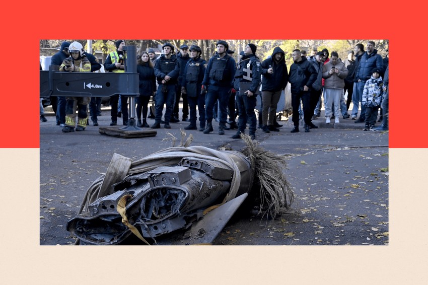 Ljudi gledaju ostatke oborene ruske hipersonične rakete Cirkona, koja je pala na stambenu zgradu u Kijevu u novembru 2024. godine | Foto: AFP via Getty Images