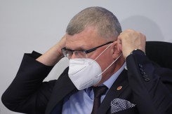 Dr Grzesiowski ostrzega; Nie widać końca fali COVID-19. Ten wirus degeneruje ludzki gatunek