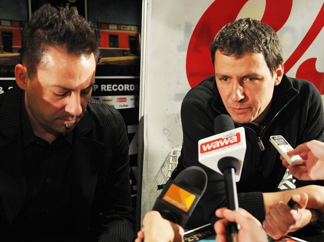 Kazik Na Żywo odbiera złoto i podpisuje 'Bar La Curva'