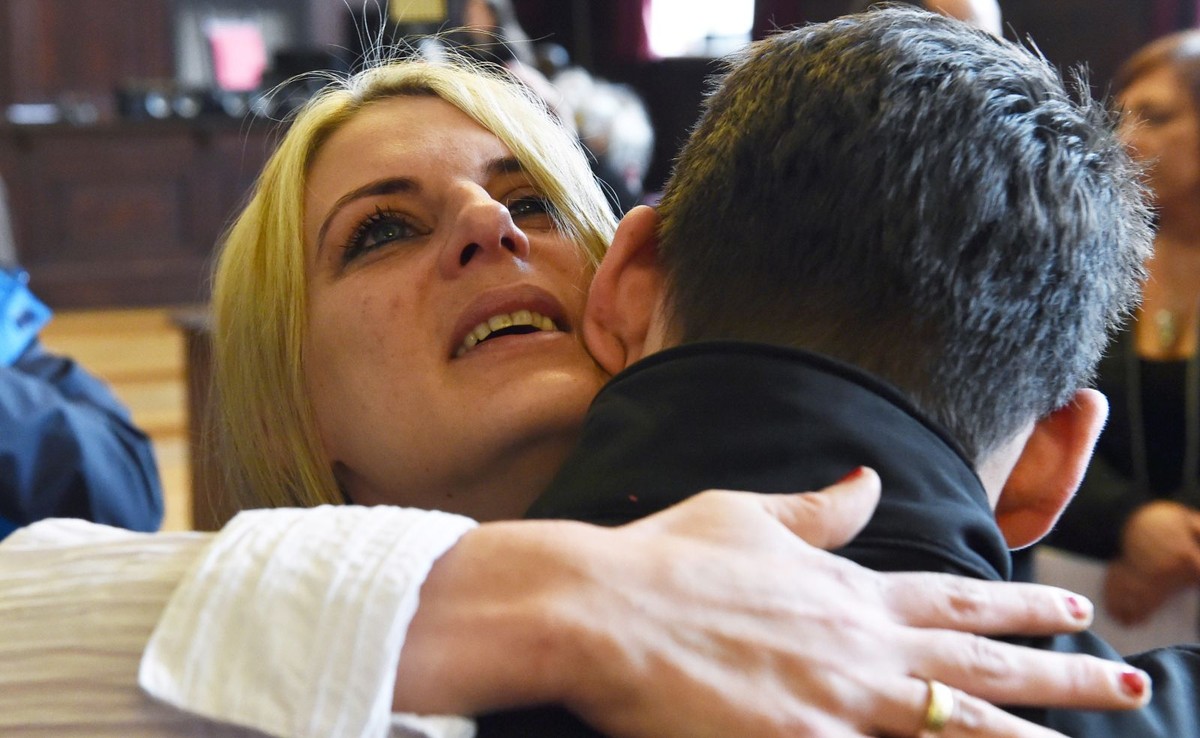 Aneta Kowalska z synem Gabrielem po ogłoszeniu postanowienia sądu