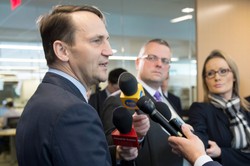 Marszałek Sikorski w USA: Pilnie czytam notatki MSZ-u