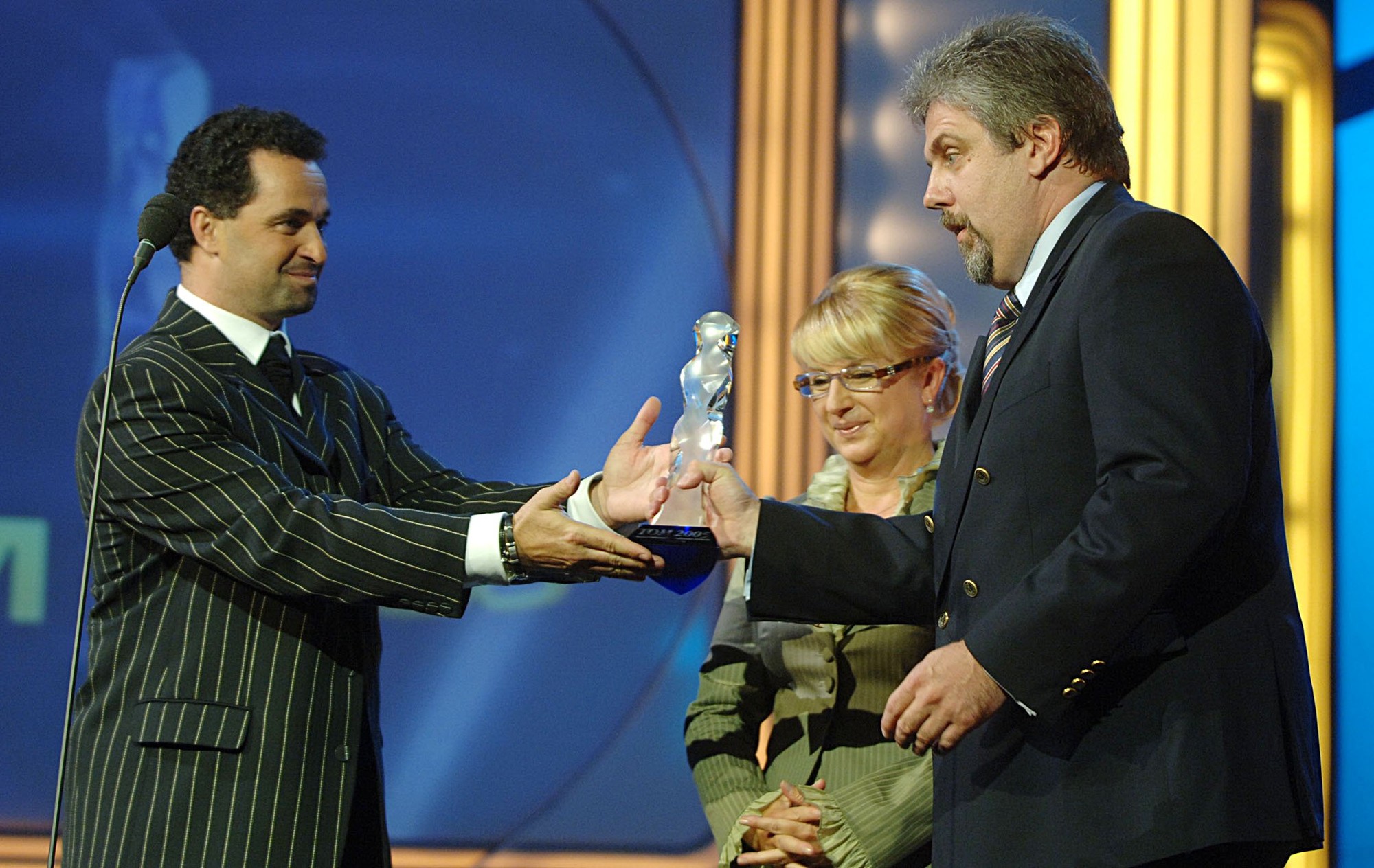 Oliver Andrásy a Elena Vacvalová si preberajú cenu za najlepšiu zábavnú reláciu Aj múdry schybí. (2005)