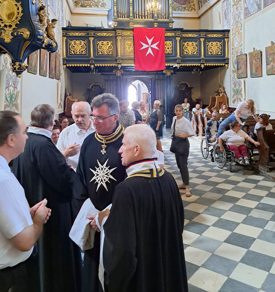 Prezydent ZPKM Jacek Tarnowski w stroju liturgicznym - culla - po Mszy św. na zakończenie maltańskiego obozu dla niepełnosprawnych osób w Szczyrzycu (małopolskie) 2022 rok, obok dr Tomasz Krupiński twórca tych obozów.